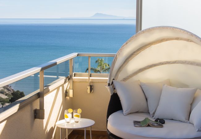 atico de alquiler en Cullera terraza del apartamento de alquiler en Cullera con la playa de Cap Blanc y el mar en el fondo