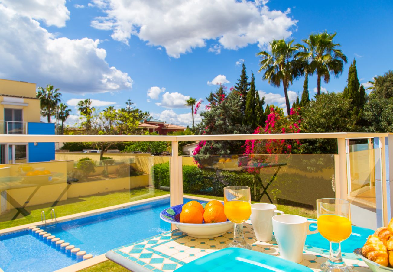 Townhouse 700 meters (9 minutes walk) from the Marina of Denia and the beach of the Marineta Cassiana